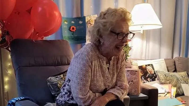 بعدما أجبرتها زوجة أبيها على ترك الدراسة قبل 75 عامًا.. مسنة تحصل على شهادة الثانوية بعيد ميلادها الـ 93