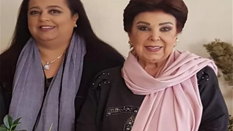 رانيا محمود ياسين تكشف حقيقة طرد ابنة رجاء الجداوي من عزاء والدها