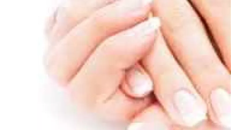 أسباب الإصابة بتموجات الأظافر