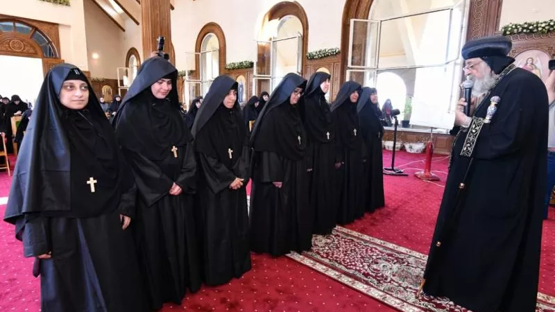 بالصور.. البابا يرسم 7 راهبات جدد لدير «أبو سيفين»