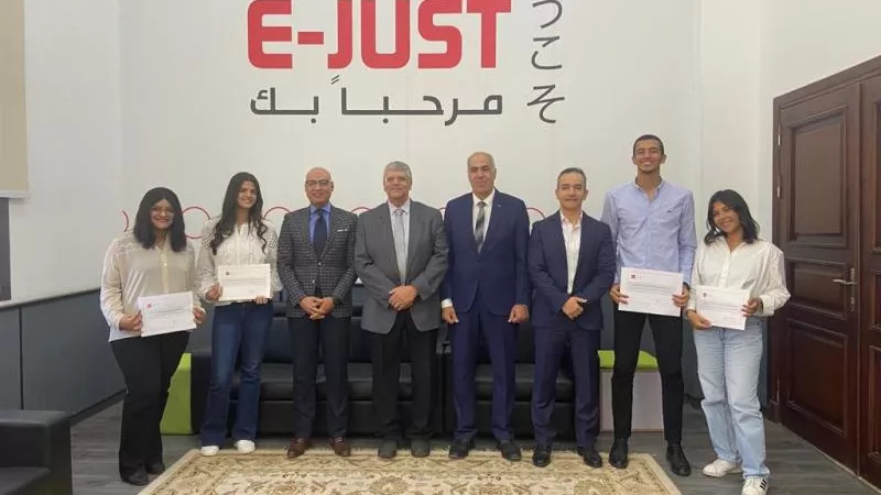 رئيس الجامعة اليابانية يكرم 4 طلاب حصلوا على شهادة دولية بالمحاسبة من  المملكة المتحدة