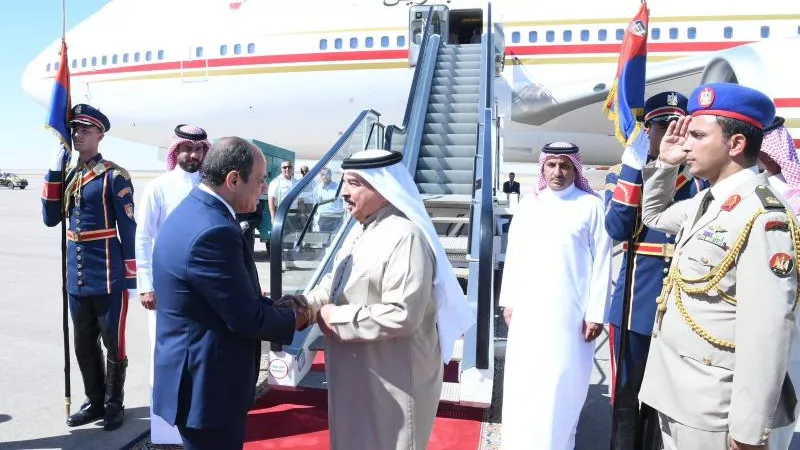 بالصور.. الرئيس السيسي يودع ملك البحرين لدى مغادرته مدينة العلمين