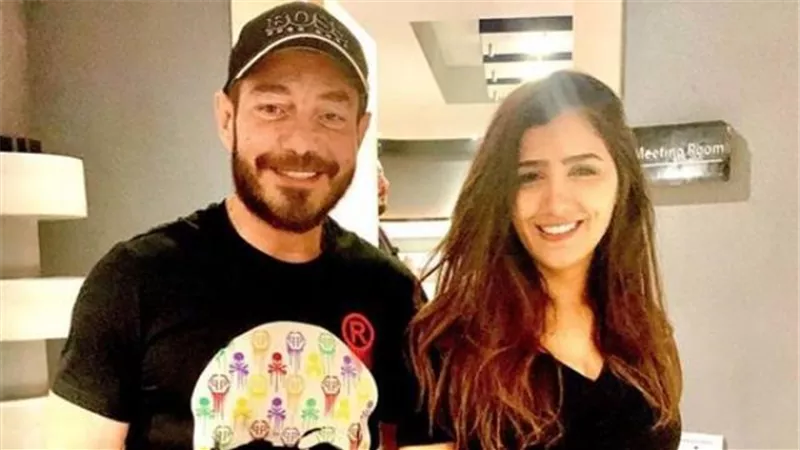 أحمد زاهر يشارك جمهوره بصورة مع مي عمر من كواليس ”لؤلؤ”