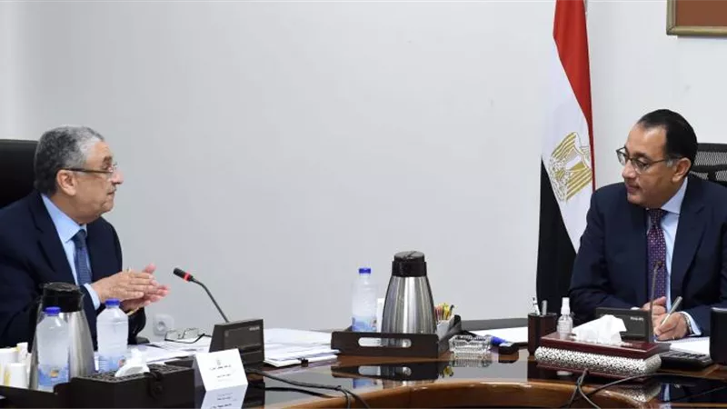 رئيس الوزراء يناقش مشروعات الطاقة المتجددة مع وزير الكهرباء