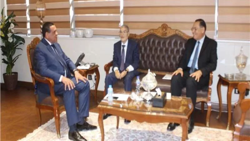 وزير التنمية المحلية يُتابع بدء تشغيل المجمعات الحكومية بقرى «حياة كريمة» في الشرقية والمنيا