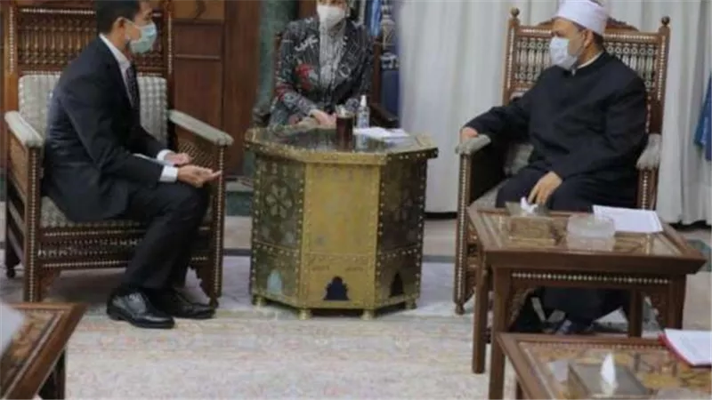 سفير تايلاند بالقاهرة ينقل رسالة لشيخ الأزهر .. تعرف عليها
