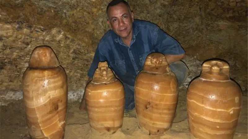 الآثار تعلن  تفاصيل الكشف عن مقبرة المشرف على الخزانة الملكية بالمنيا