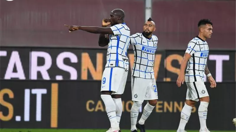 انتر ميلان يتخطى عقبة جنوى بثنائية ويقفز للمركز الثالث بالدوري الإيطالي