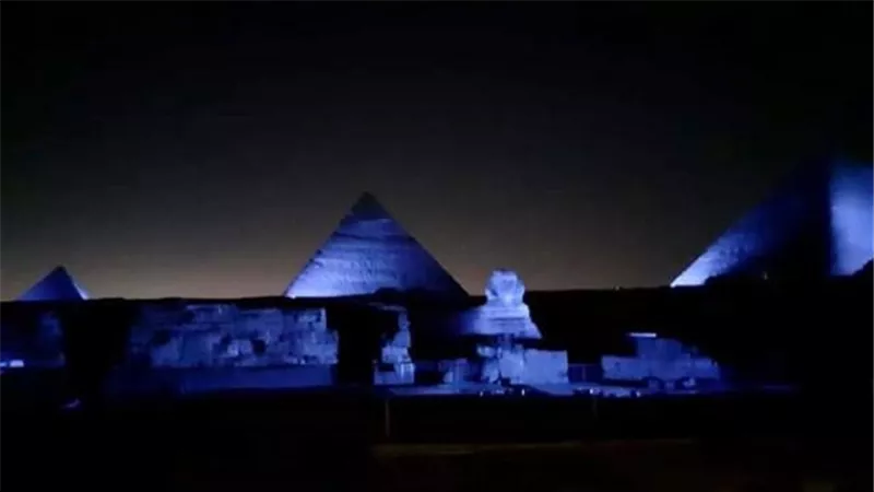 الأهرامات تضيء بلون علم الأمم المتحدة احتفالا بالذكرى الـ75 لإنشائها