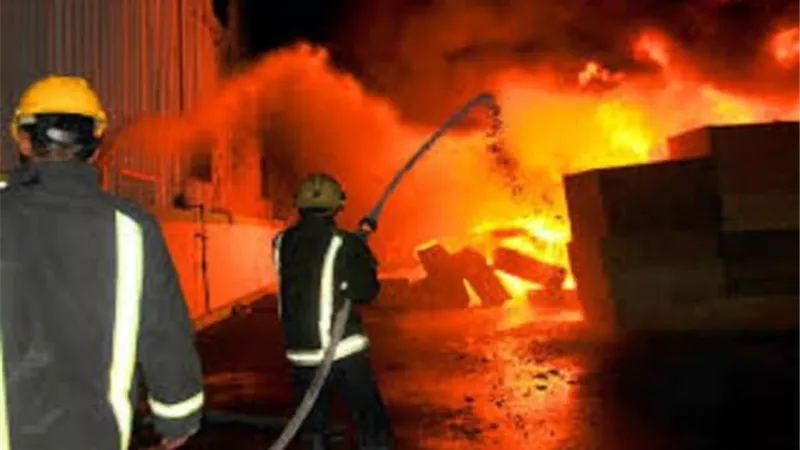الحماية المدنية تسيطر على حريق بمخازن أدوات صحية بالعاشر من رمضان