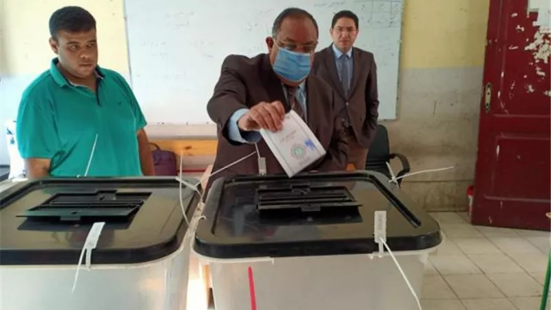 بالصور .. رئيس جامعة حلوان يدلي بصوته في انتخابات مجلس النواب