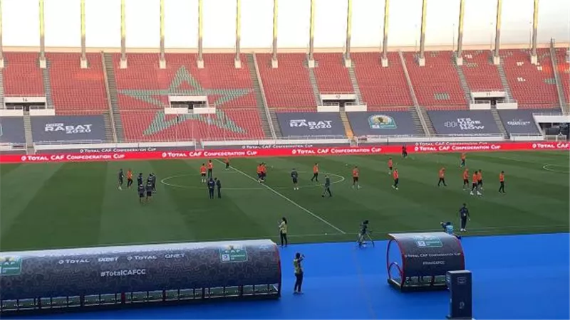 لاعبو بيراميدز يعاينون ملعب مولاي عبد الله