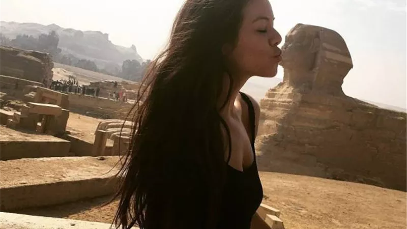 بـ ”قبلة لأبو الهول”.. الراقصة البرازيلية لوردينا تعبر عن حبها لمصر