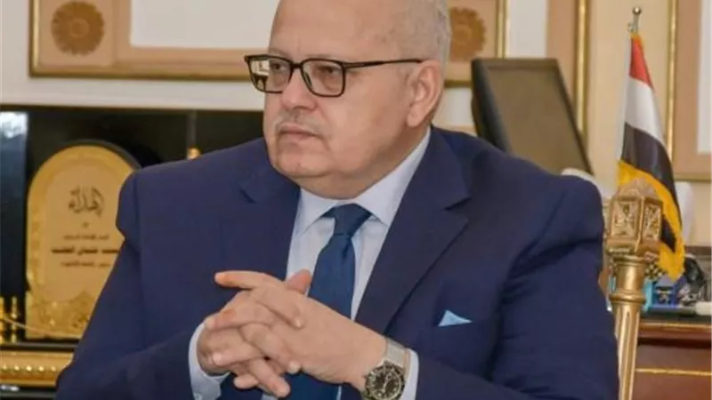 رئيس جامعة القاهرة يتلقى تقريرا حول أبرز الجامعات الأمريكية التي تطبق نظام التخرج بعد 4 سنوات بكليات الهندسة