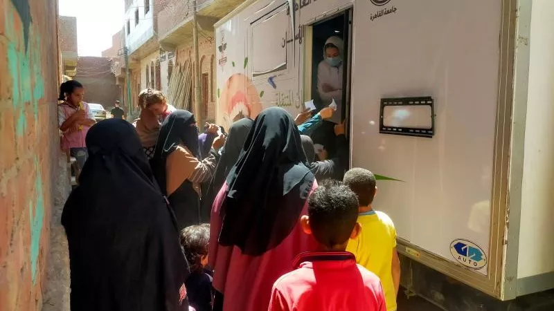 الخشت يستعرض تقريرا من عميد طب أسنان حول نتائج 4 قوافل علاجية وخدمية بعدة مناطق بالجيزة