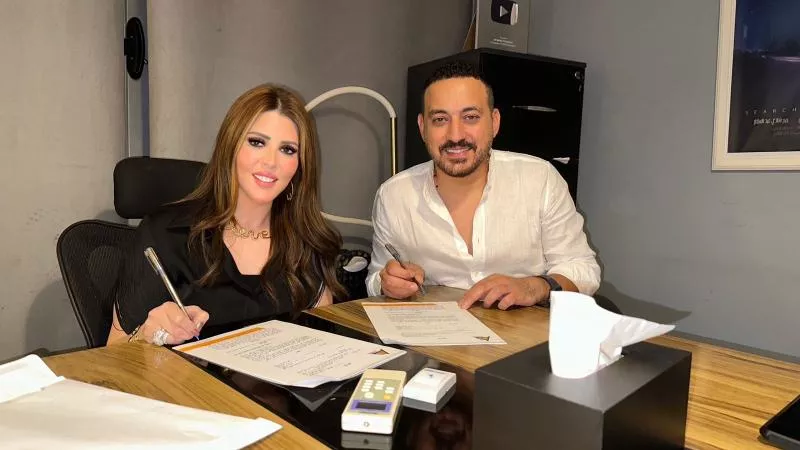 محمد دياب في أغنية جديدة ”هاروني بوس” مع المنتجة الاء لاشين