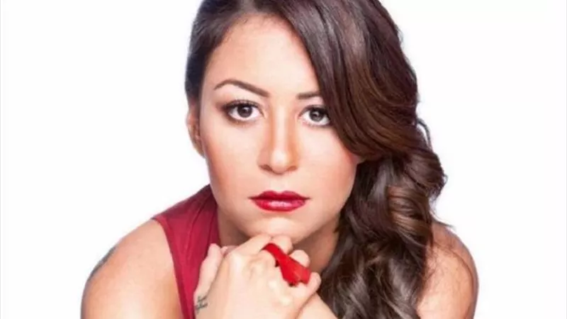 شاهد بالفيديو.. منة شلبي تقبل يد الفنانة يسرا وتثير جدلاً واسعاً
