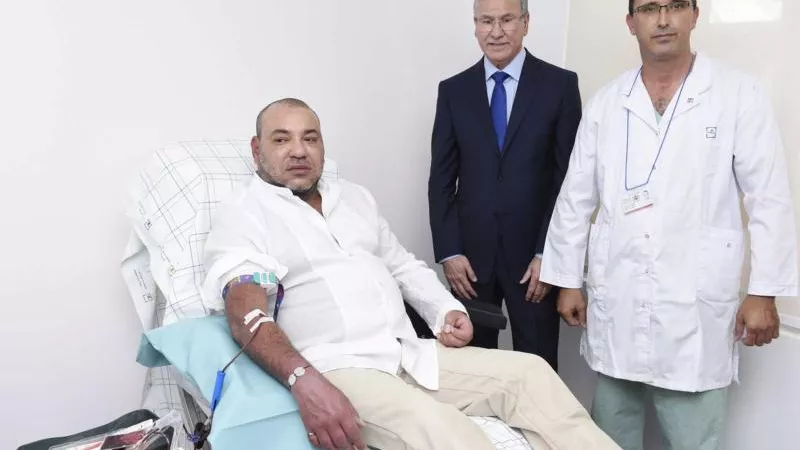 ملك المغرب يتفقد مصابي الزلزال ويتبرع بالدم