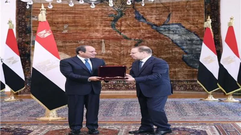 الرئيس السيسي يمنح وسام الجمهورية من الطبقة الأولى للمستشار حمادة الصاوي