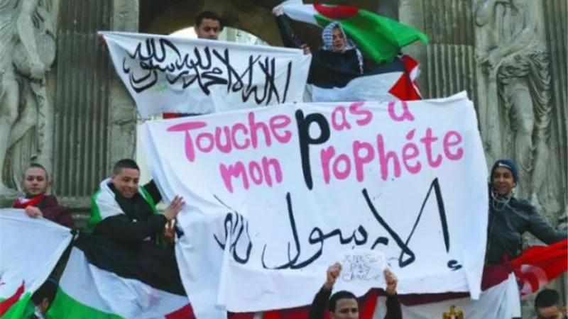 حبيبي يا رسول الله.. المسلمون ينتقضون من أجل سيدنا محمد.. و فرنسا تغرق في جحيم المقاطعة