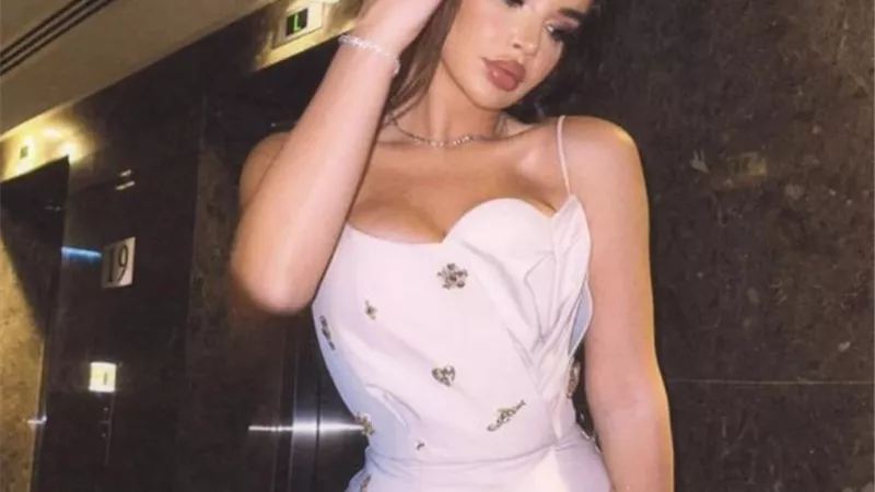 جوهرة بإطلالة مثيرة في أحدث ظهور لها