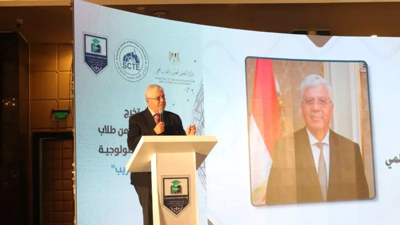 وزيرا التعليم العالي والعمل يشهدان حفل تخرج الدفعة الأولى من طلاب الجامعات التكنولوجية.. صور
