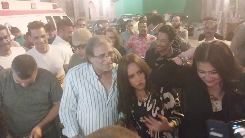 خالد يوسف يحتفل بعيد ميلاده في لوكيشن ”الإسكندراني”
