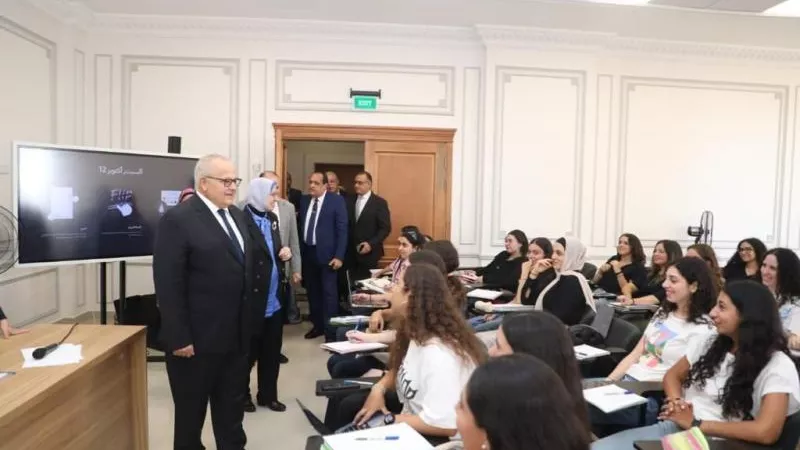 صور وفيديو.. طلاب جامعة القاهرة الدولية في أول أيام الدراسة