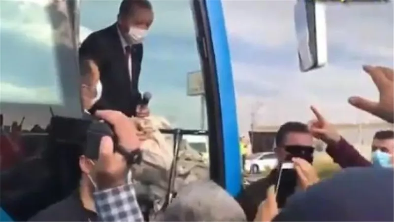 أردوغان يسخر من الفقراء..يطلبون منه الخبز فيوزع عليهم الشاي