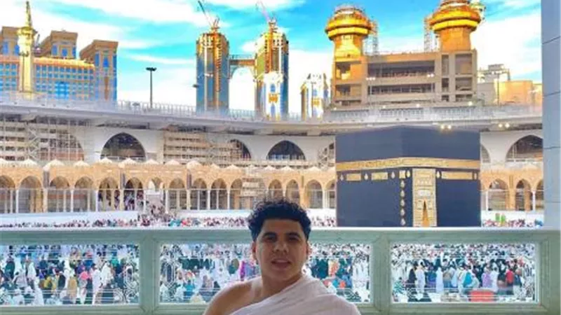 أنا مسلم مش كافر.. عمر كمال يثير ضجة بصورته أمام الكعبة بعد فيديو الراقصة البرازيلية لوردينا