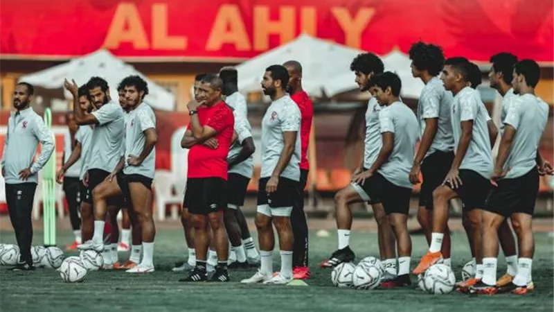 الأهلي يخصص فقرة للتسديد على المرمي تحت إشراف كيفين جونسون