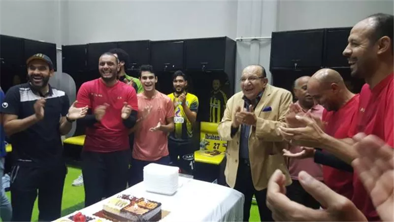 لاعبو المقاولون يحتلفلون بعيد ميلاد المشرف العام على الكرة (صور)