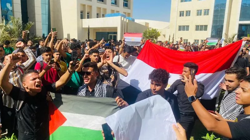 طلاب جامعة 6 أكتوبر التكنولوجية ينظمون وقفة احتجاجية تضامناً مع القضية الفلسطينية