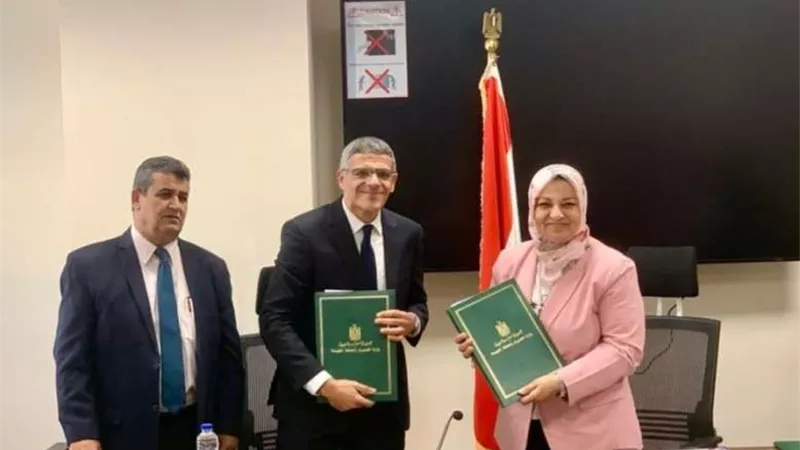 «المصرية لنقل الكهرباء» توقع عقد لإحلال جزء من كابل متعارض مع محور الطريق الأبيض