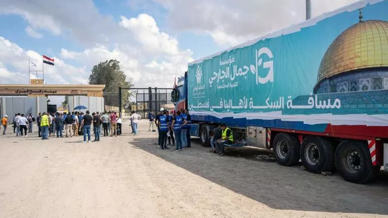 وصول طائرة مساعدات فرنسية إلى مطار العريش تمهيدًا لدخولها إلى غزة
