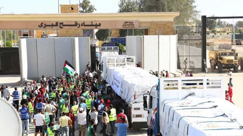 وصول 60 شاحنة من المساعدات الإنسانية إلى قطاع غزة عبر منفذ رفح