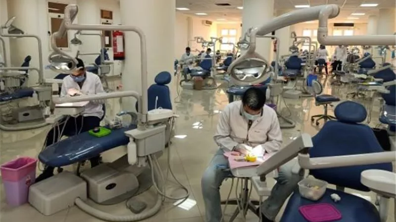 بالصور ..الجامعة المصرية الروسية تفتح عيادات طب الفم والأسنان للجمهور مجاناً