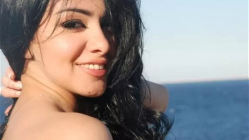 من غرفة نومها.. ميريهان حسين تفاجىء جمهورها بإطلالة مثيرة بـ ”البشكير”