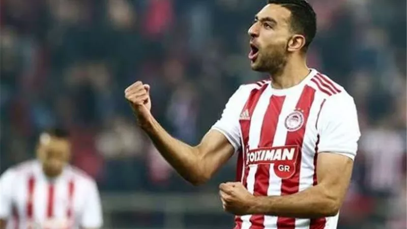 كوكا يقود أولمبياكوس لصدارة الدوري اليوناني بهدفين في شباك أبولون