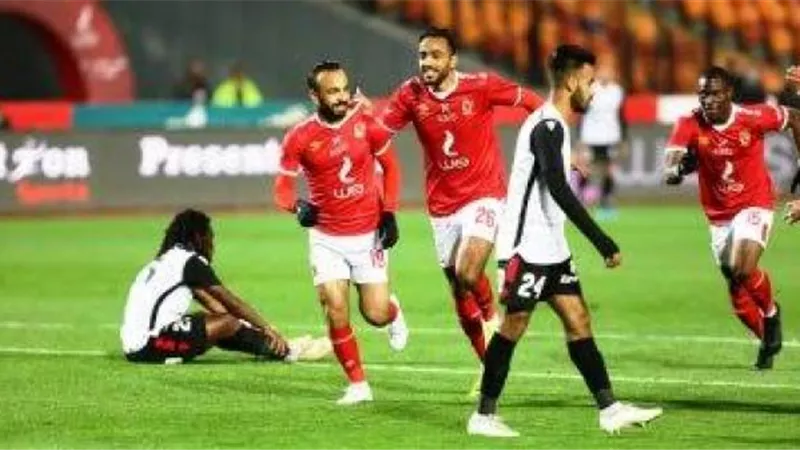 الأهلي يمطر شباك الطلائع بثلاثية في الشوط الأول