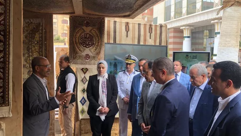 مدبولي يتفقد معرض الحرف اليدوية بالفيوم
