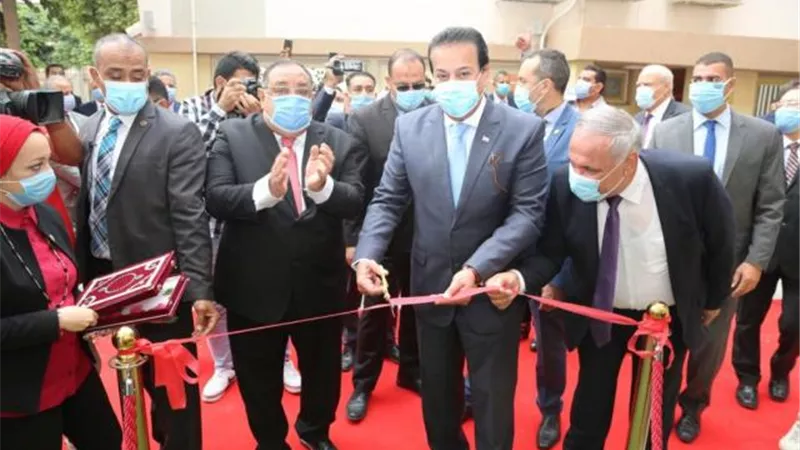 بالصور .. وزير التعليم العالي يفتتح أعمال تطوير كلية التجارة وإدارة الأعمال بالزمالك بجامعة حلوان