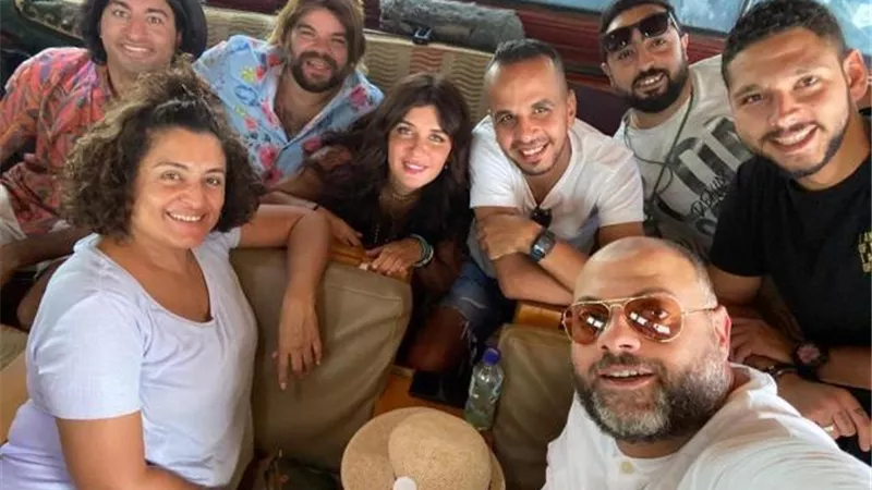 الحبايب.. على ربيع يوجه رسالة حب لأبطال فيلم ”الخطة العايمة”