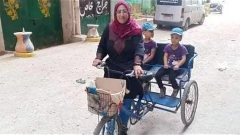 عملت على دراجة لتوصيل الطلبات بالإسكندرية...قصة كفاح سيدة كرمتها ”التضامن”