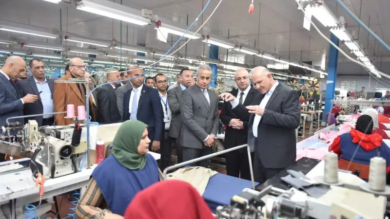 20 مليون دولار صادرات سنويًا.. وزير العمل يتفقد الشركة السويسرية للملابس الجاهزة ببني سويف