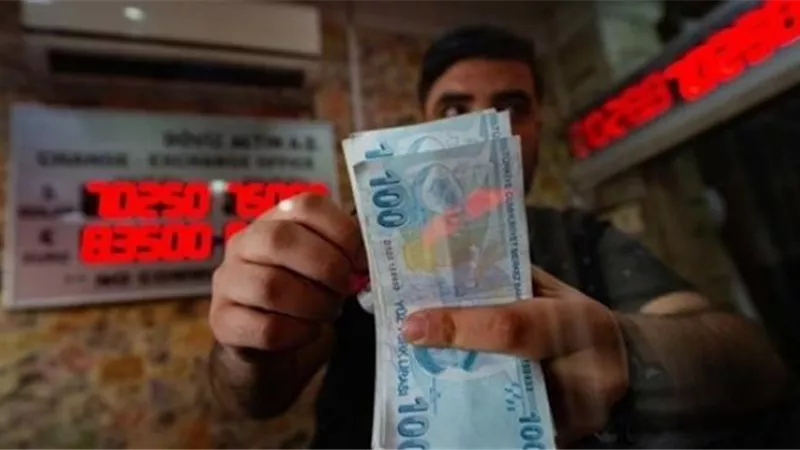 الليرة التركية تواصل إنهيارها أمام الدولار