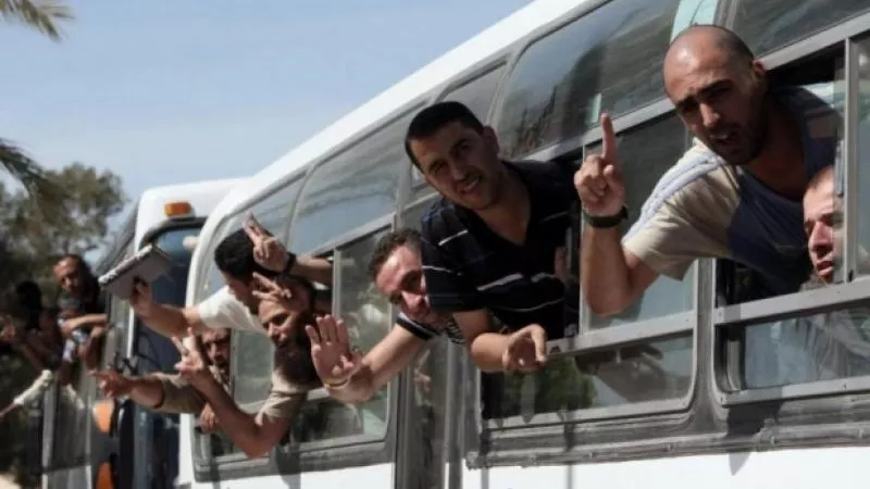 سجون الاحتلال تتسلم قائمة بـ39 فلسطينيا يطلق سراحهم اليوم