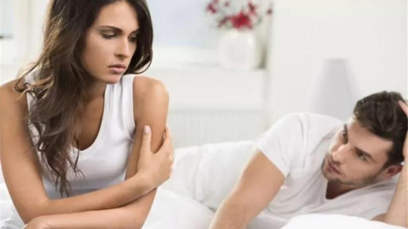 آخر تقاليع كورونا.. زوج يعلن عن خيانة زوجته في حفل الإعلان عن جنس مولودهما