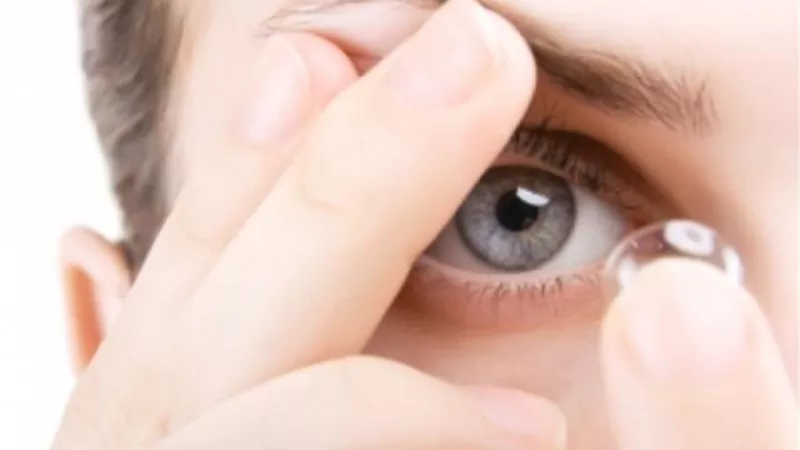 اختراع جهاز يساعد في ارتداء وخلع العدسات اللاصقة