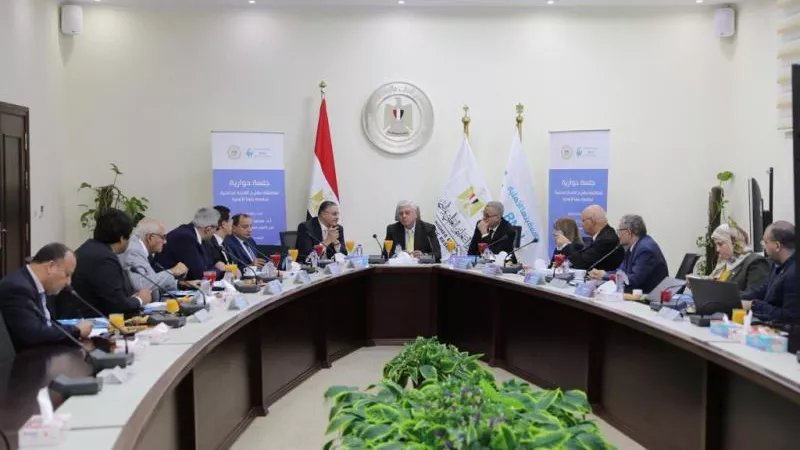 وزير التعليم العالي يترأس جلسة حوارية لمناقشة اللائحة الداخلية لجامعة بنها الأهلية